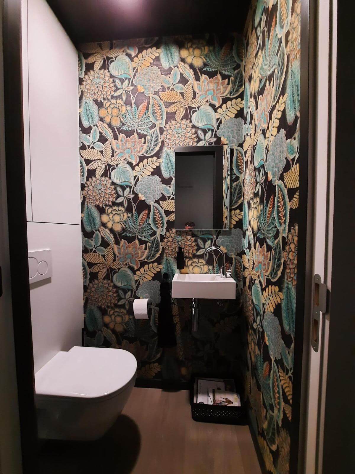 Wc behangen met bloemenmotief