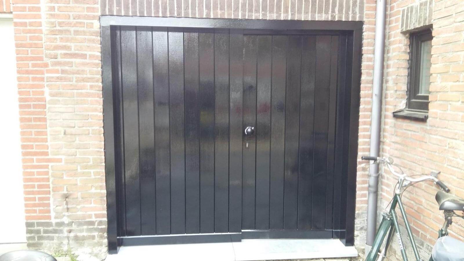 Houten garagepoort zwart geschilderd