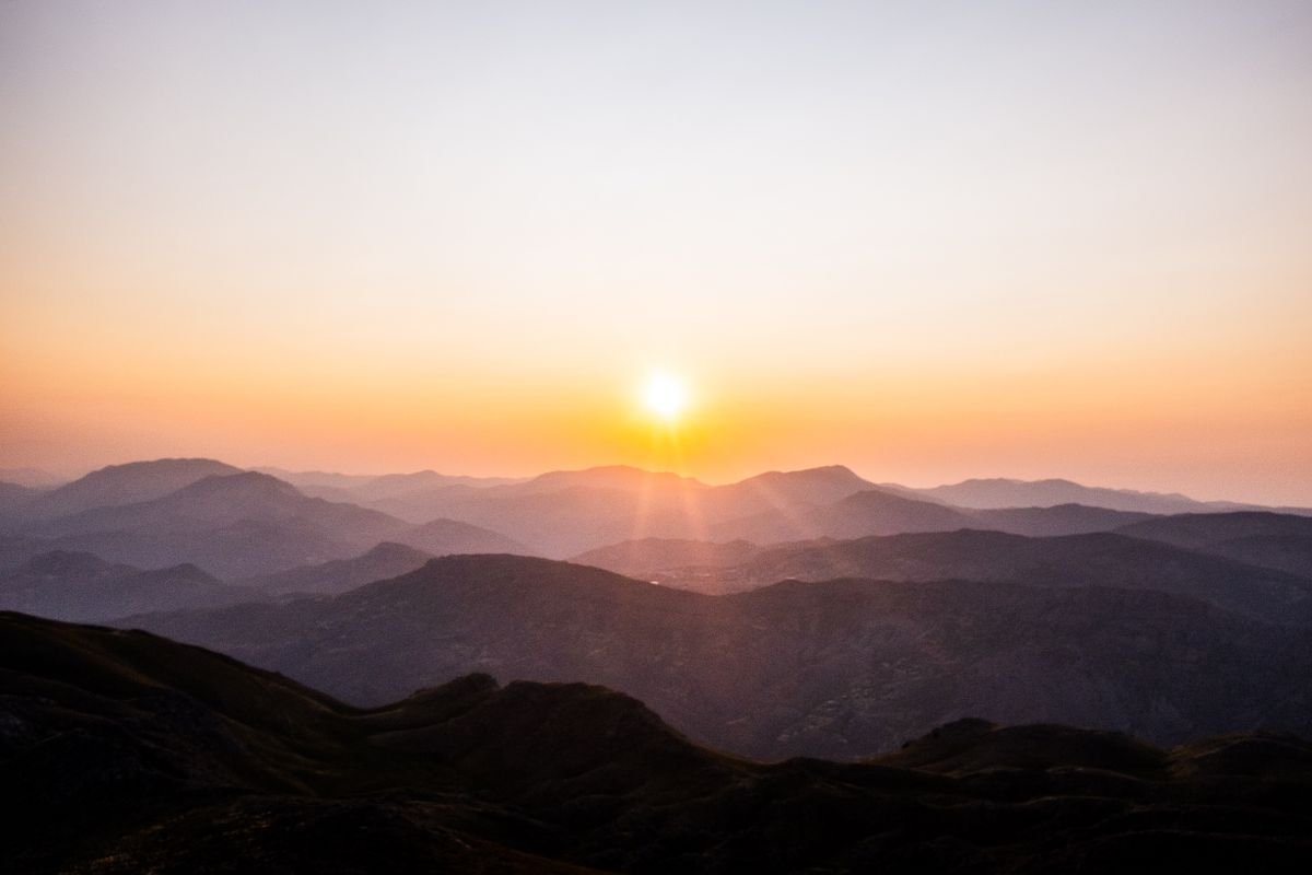 Horizonte de montaña al amanecer