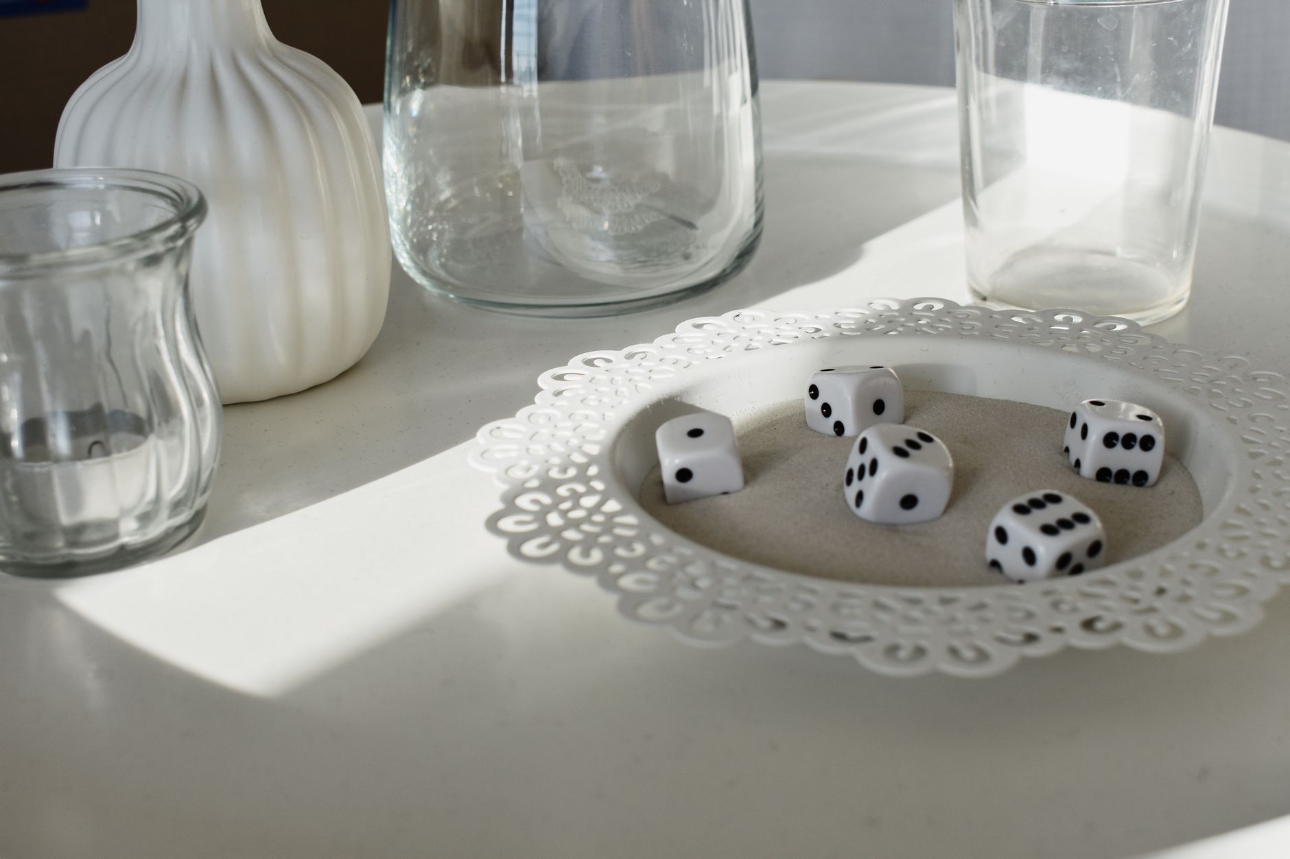 Dados blancos sobre una bandeja clara