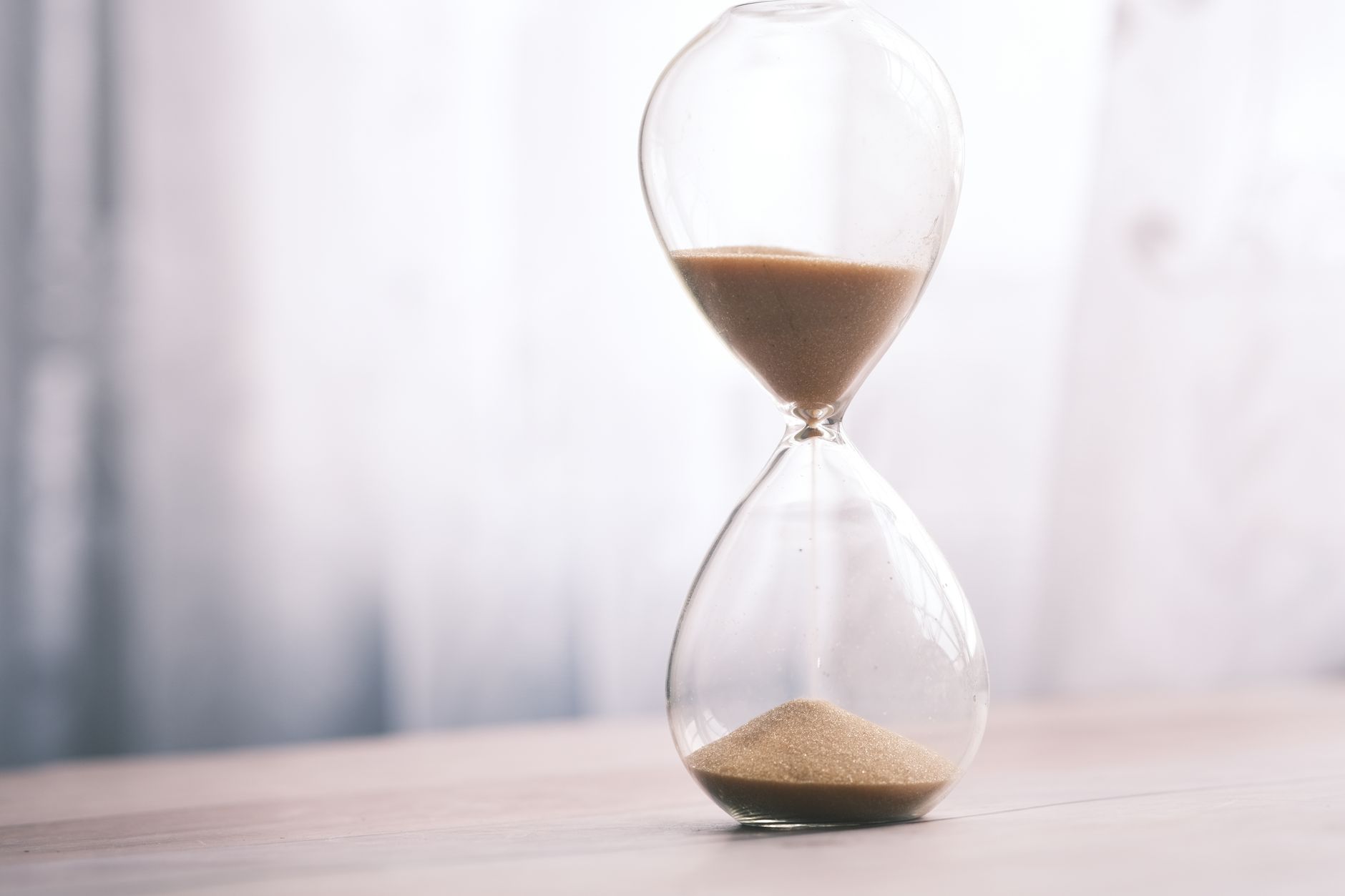 Reloj de arena sobre una mesa