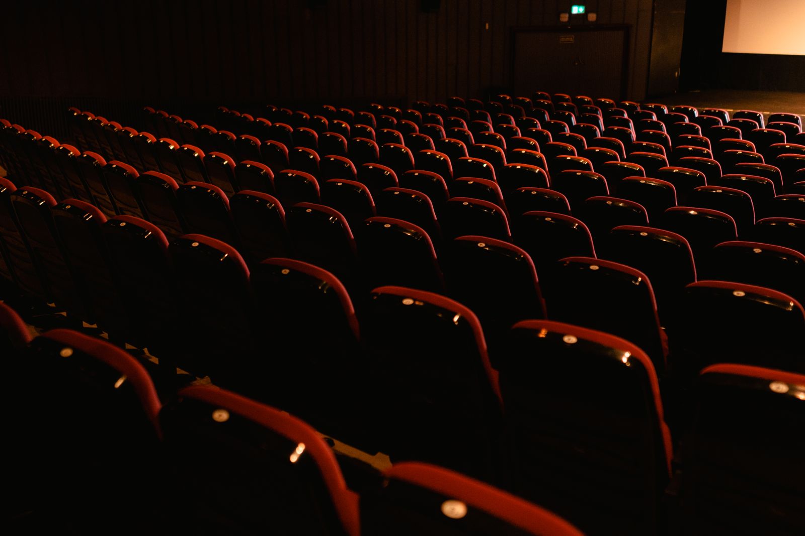 Butacas vacías de un cine a oscuras