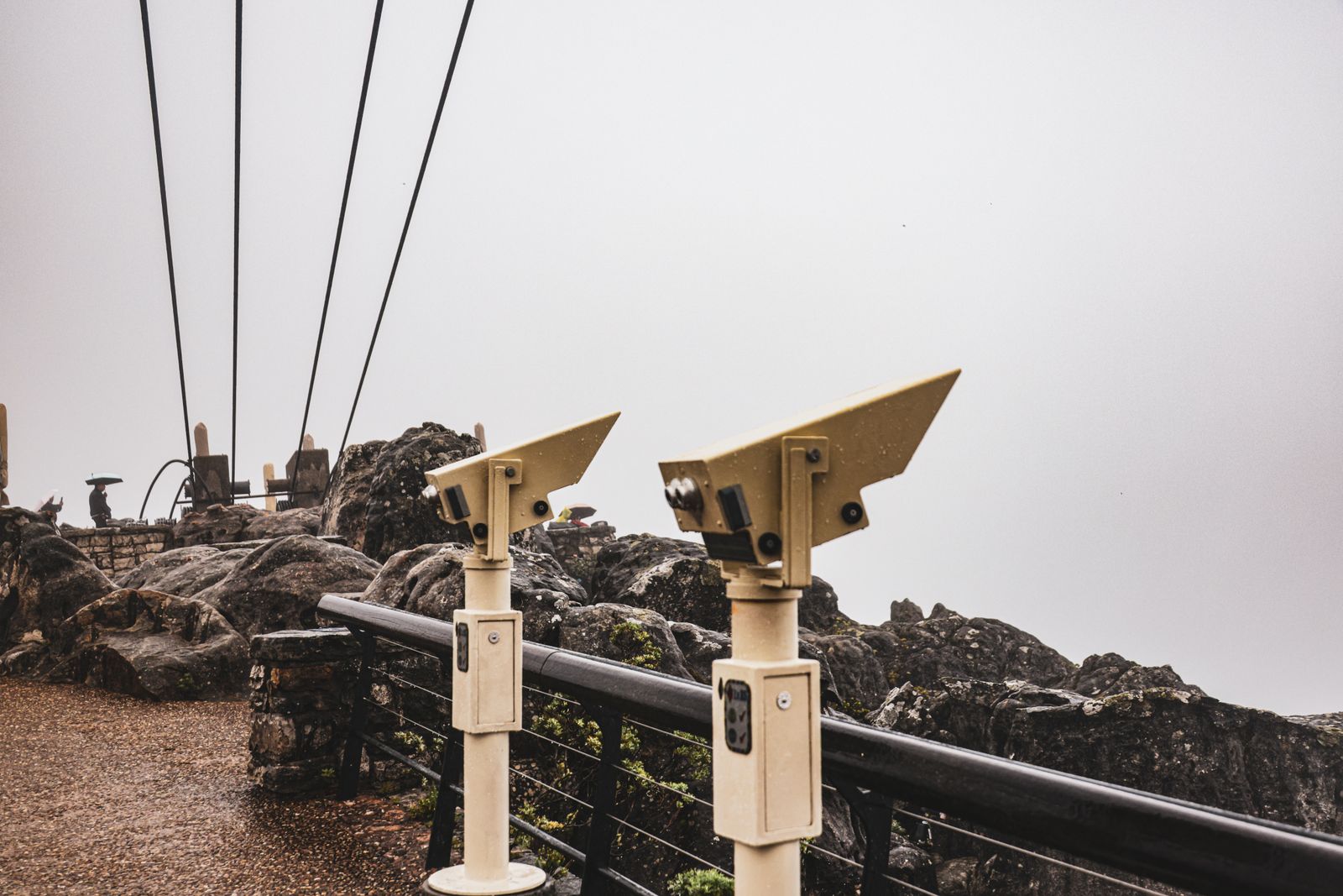 Telescopios de mirador apuntando a la niebla