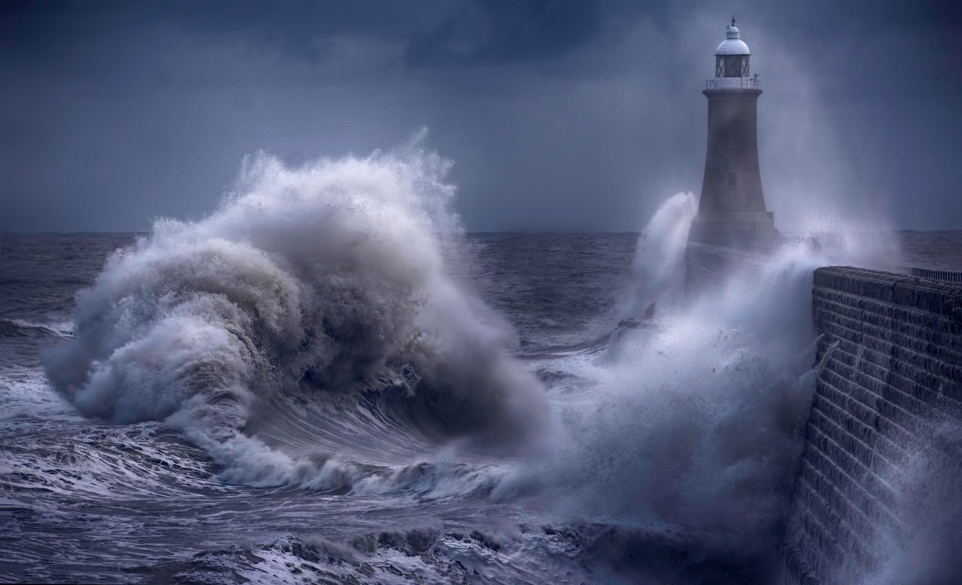 Faro aguantando el temporal