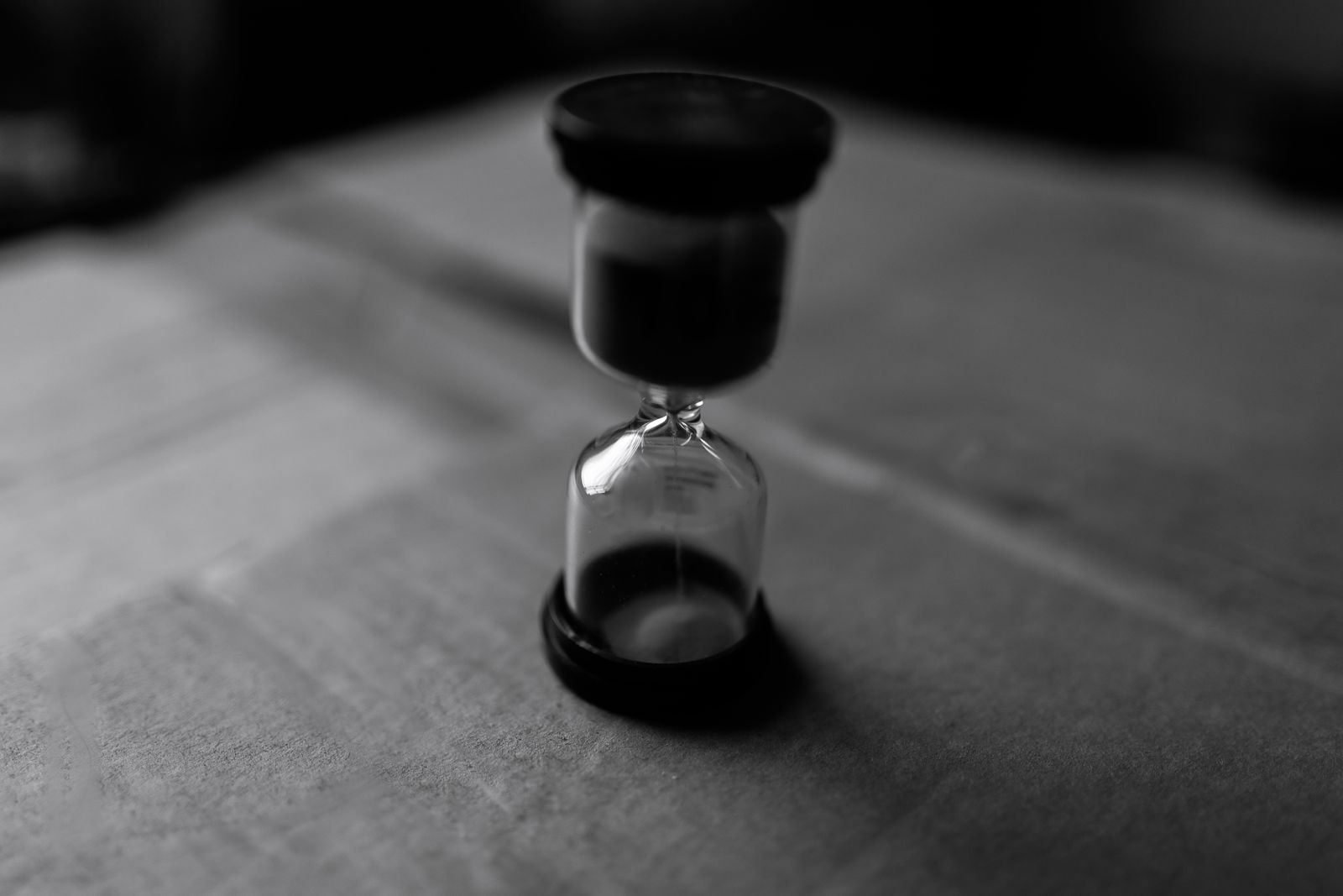 Primer plano en blanco y negro de un reloj de arena