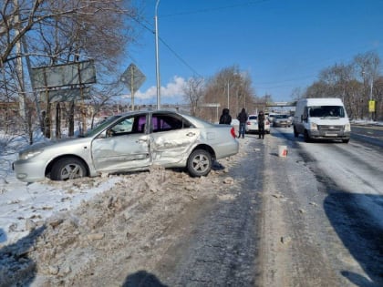 На скользкой дороге столкнулись два авто в Хабаровске