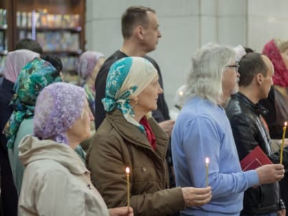 В среду Светлой Седмицы митрополит Артемий возглавил Божественную литургию в Градо-Хабаровском соборе Успения Божией Матери