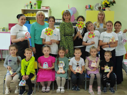 На базе МДОУ № 21 г. Амурска представители Совета молодёжи провели мастер-класс "Сюрприз для бабушки" по изготовлению поздравительной открытки ко Дню пожилого человека.