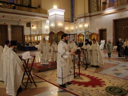 В Рождественский сочельник митрополит Артемий возглавил Божественную литургию в кафедральном соборе Хабаровска