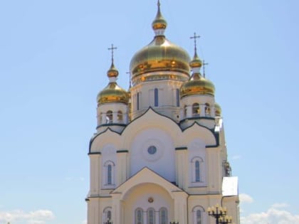 В ДЕНЬ ВСЕХ СВЯТЫХ АРХИЕРЕИ ПРИАМУРСКОЙ  МИТРОПОЛИИ СОВЕРШИЛИ БОЖЕСТВЕННУЮ ЛИТУРГИЮ В ГЛАВНОМ СОБОРЕ КРАЯ