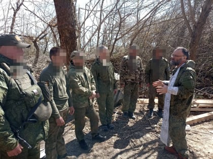 Евангелие и бронежилет: хабаровский священник духовно поддержал воинов в зоне СВО