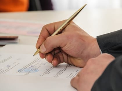 На руки и лично: в Госдуме прокомментировали выплаты россиянам в браке