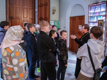 Хабаровские школьники познакомились с работой Гуманитарного склада епархии