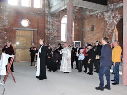 Первое богослужение на монастырском подворье