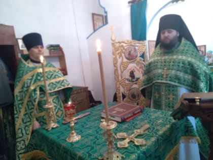 В ХРАМЕ СВЯТОГО ВОИНА ФЕОДОРА УШАКОВА В П. ЗАВЕТЫ ИЛЬИЧА БЫЛА ОТСЛУЖЕНА ЛИТУРГИЯ И СОВЕРШЕН КРЕСТНЫЙ ХОД