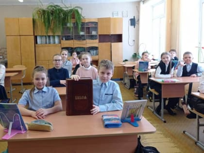 СВЯЩЕННИК ПРОВЕЛ ОТКРЫТЫЙ УРОК ДЛЯ УЧАЩИХСЯ ШКОЛЫ КО ДНЮ ПРАВОСЛАВНОЙ КНИГИ