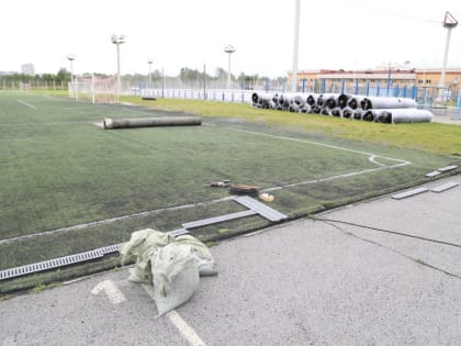 Хабаровский край получил новое искусственное покрытие для футбольного поля и оборудование для юных хоккеистов