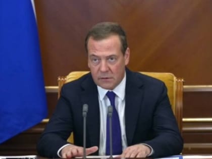 Медведев предупредил об изменениях в Конституцию