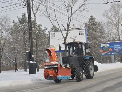 В Хабаровске продолжается борьба с последствиями снежного циклона