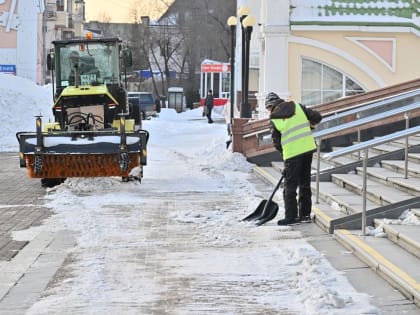 В Хабаровске продолжают ликвидировать последствия снегопада