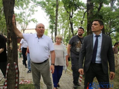 Благоустройство сквера на улице Ворошилова проверил мэр Хабаровска