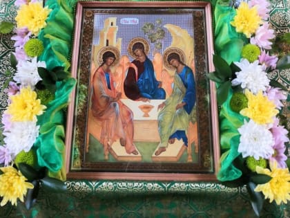 В ДЕНЬ СВЯТОЙ ТРОИЦЫ УПРАВЛЯЮЩИЙ ВАНИНСКОЙ ЕПАРХИЕЙ СОВЕРШИЛ ПРАЗДНИЧНУЮ ЛИТУРГИЮ