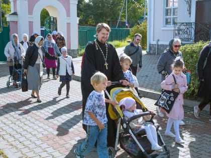 Учащиеся воскресной школы Елизаветинского храма посетили Петропавловский женский монастырь