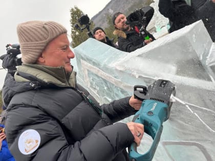 Герман Греф вырезал скульптуру изо льда на курорте Сбера «Манжерок»