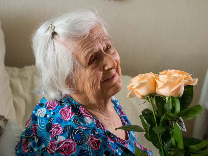 Ветеранам забота и внимание: Сергей Кравчук лично поздравил хабаровчанку со 100-летием