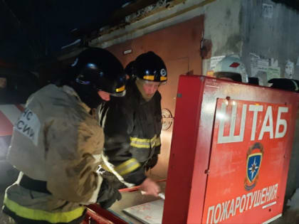 Детей и взрослых спасли хабаровские пожарные от пламени в жилом доме на Амурском бульваре