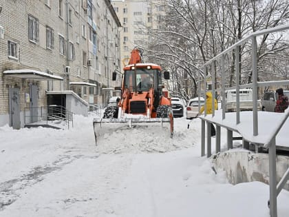 Во дворах Хабаровска идет работа по их очистке от снега