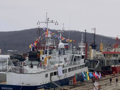 На первом краболове Хабаровского судостроительного завода поднят флаг России
