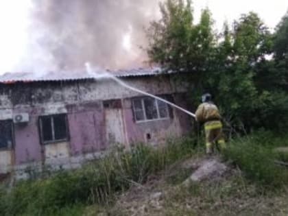 В Хабаровске потушили пожар в цехе мягкой мебели