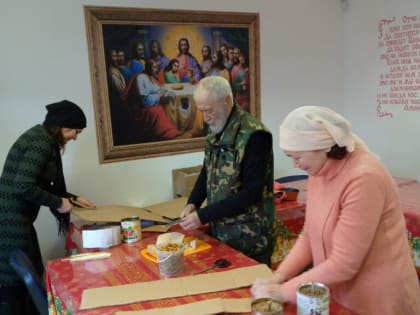 ВАНИНСКИЕ ПРИХОЖАНЕ ИЗГОТАВЛИВАЮТ БЛИНДАЖНЫЕ СВЕЧИ ДЛЯ БОЙЦОВ ИЗ ЗОНЫ СВО