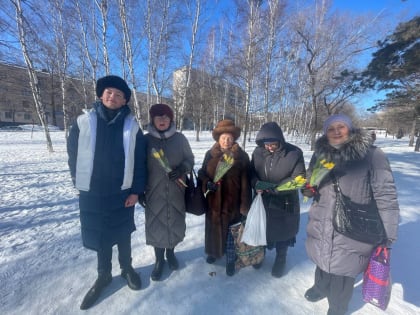 Хабаровские молодогвардейцы в Международный женский день подарили девушкам цветы