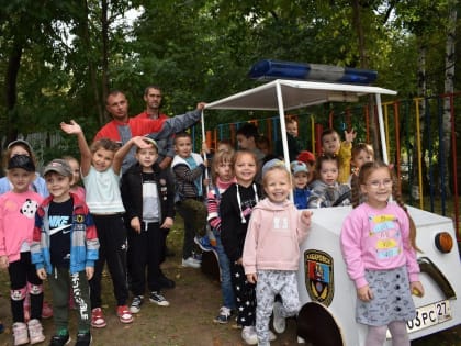 Миниатюрный служебный автомобиль подарили городские спасатели детсаду № 184