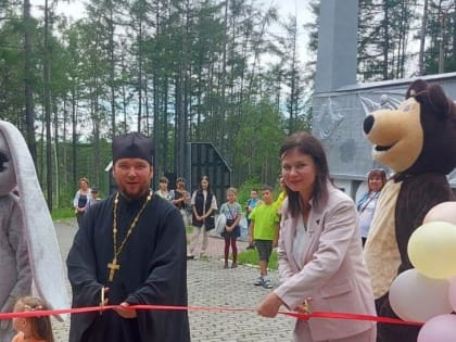 СВЯЩЕННИК ПРИНЯЛ УЧАСТИЕ В ЦЕРЕМОНИИ ОТКРЫТИЯ ПРОГУЛОЧНОЙ АЛЛЕИ В ВАНИНСКОМ  ПАРКЕ