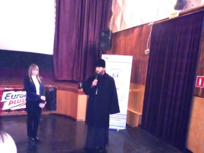 В КИНОТЕАТРЕ «АВАНГАРД» ПРИХОЖАНЕ ПЕТРОПАВЛОВСКОГО ХРАМА ПРИНЯЛИ УЧАСТИЕ В ПРОСМОТРЕ ФИЛЬМА «ЧЕЛОВЕК В КРАСНОМ»