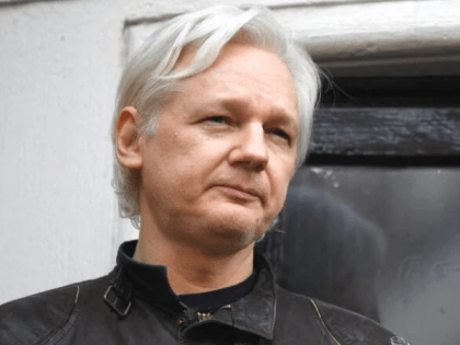 Джулиана Ассанжа освободили в Великобритании