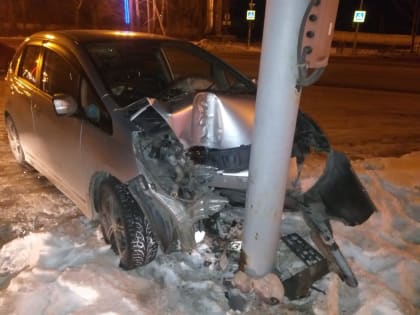 Автоледи врезалась в столб в Хабаровске