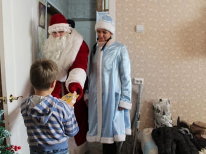 Полицейский Дед Мороз поздравляет детей Хабаровского края в разных уголках региона