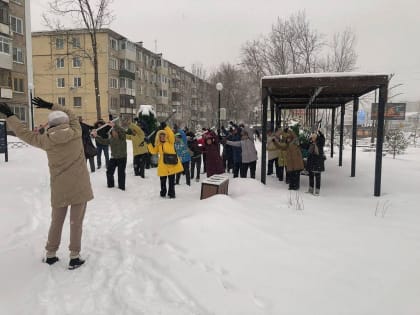 Зарядку для пожилых хабаровчан провели в обновленном сквере на Ворошилова