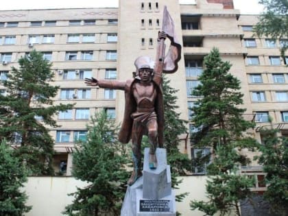 Суд обязал мэрию Хабаровска заняться ничейной могилой комсомольцев