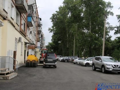 Обновленный двор на Красной Речке осмотрел мэр Хабаровска