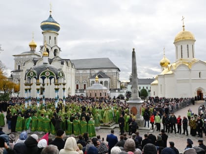 Митрополит Артемий принял участие в торжественном богослужении в Свято-Троицкой Сергиевой Лавре