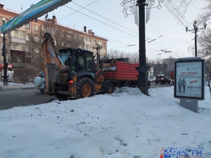 К утру среды на дороги Хабаровска легло более 11 тонн песко-соляной смеси
