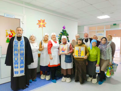 Верующие поделились радостью Рождества с пациентами онкоцентра