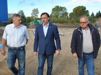 В Комсомольске на ул. Дзержинского возводится «мини-стадион»