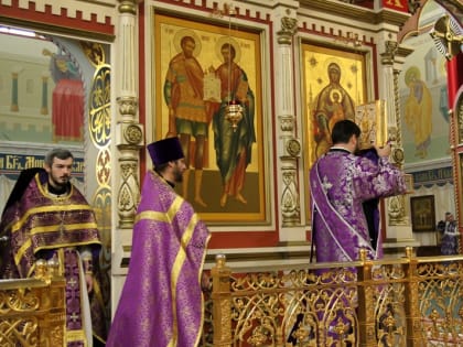 В праздник Воздвижения Креста Господня владыка Артемий совершил Божественную литургию в кафедральном соборе