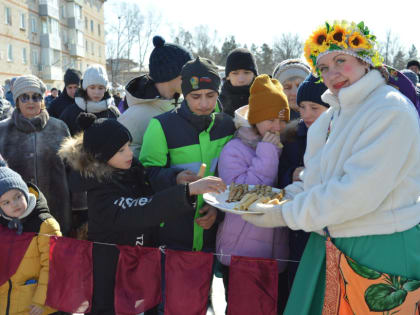 Празднование Масленицы состоялось 26 февраля в 12.00, прошло на площади виадук в городе Вяземский